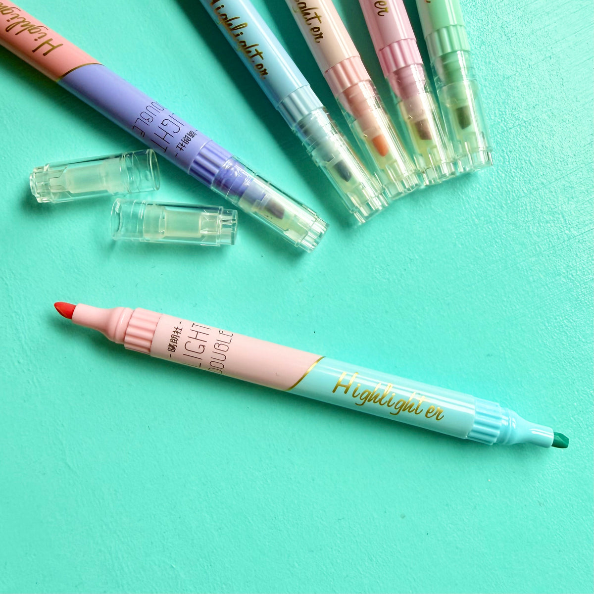 Pastel double-ended highlighter uncapped, showing pink & blue chisel tip