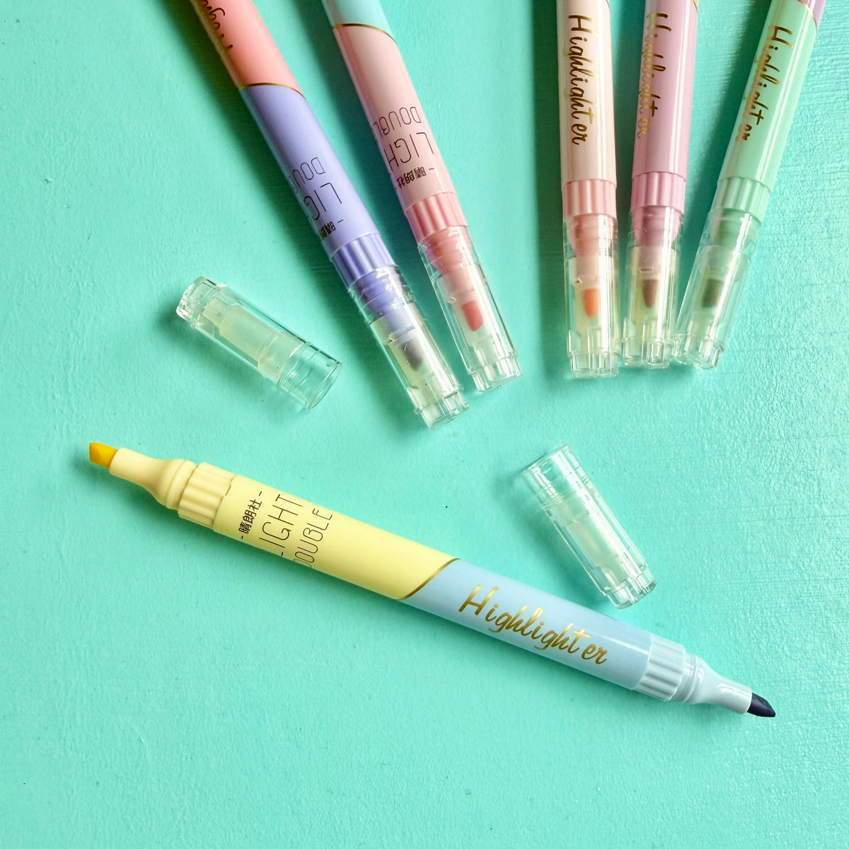 Pastel double-ended highlighter uncapped, showing yellow & blue chisel tip